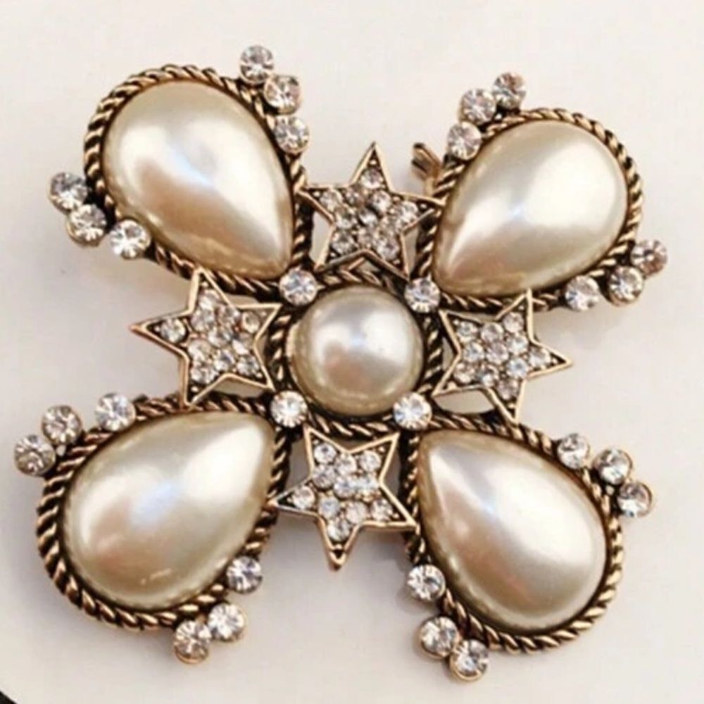 Vintage style brooch N785